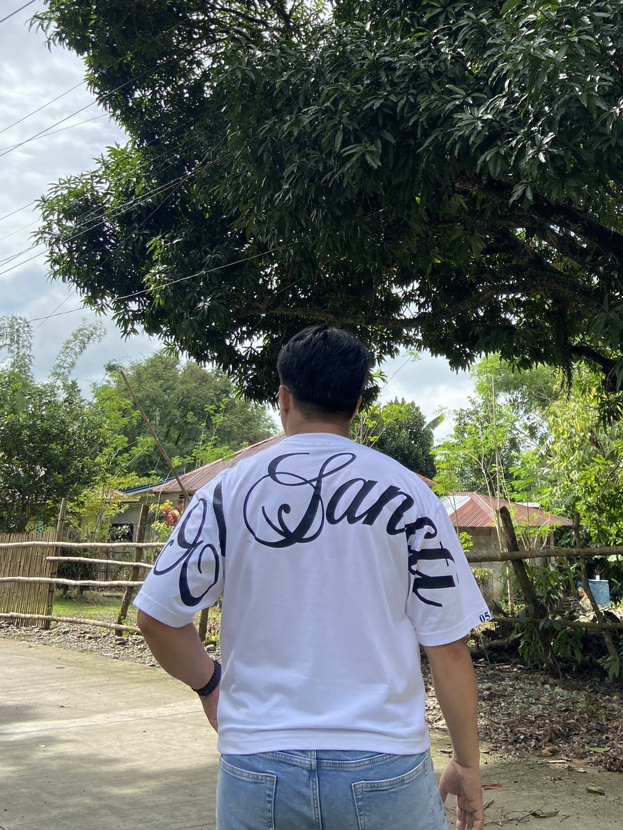 RosalinZeus's tweet photo. Wearing a local clothing brand in the year 2026.

HNY Everyone. 🥂✨

#elsancti https://t.co/wDDL10mSa9