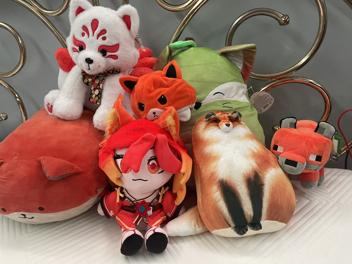 To start this new year, I have come to show my collection of fox plushies, which includes my <a href="/SmugAlana/">SmugAlana ❄️🔥🦊</a> Fire Plush. Happy New Years!