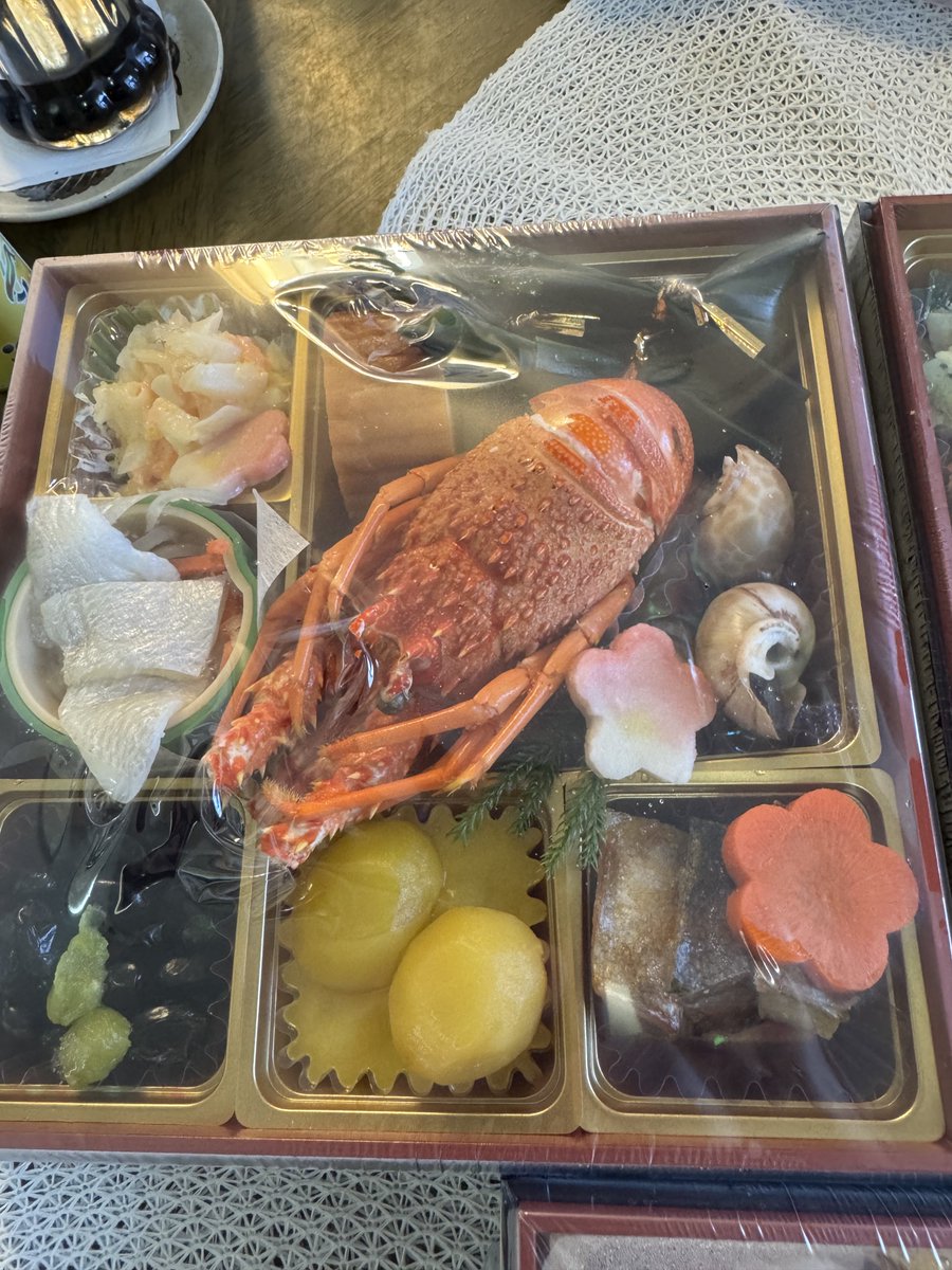 Walkyun's tweet photo. 今年は初めておせちを通販しました
想像以上の出来で満足(∩˘ω˘∩ )
お手製はお雑煮だけにしてまったり正月をお迎え。
日本酒は獺祭 (*´ч`*) https://t.co/7BkPDArdjH