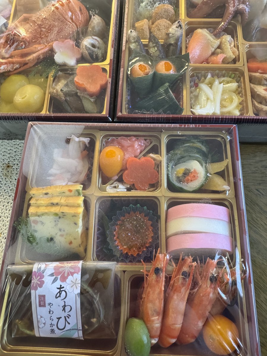 Walkyun's tweet photo. 今年は初めておせちを通販しました
想像以上の出来で満足(∩˘ω˘∩ )
お手製はお雑煮だけにしてまったり正月をお迎え。
日本酒は獺祭 (*´ч`*) https://t.co/7BkPDArdjH