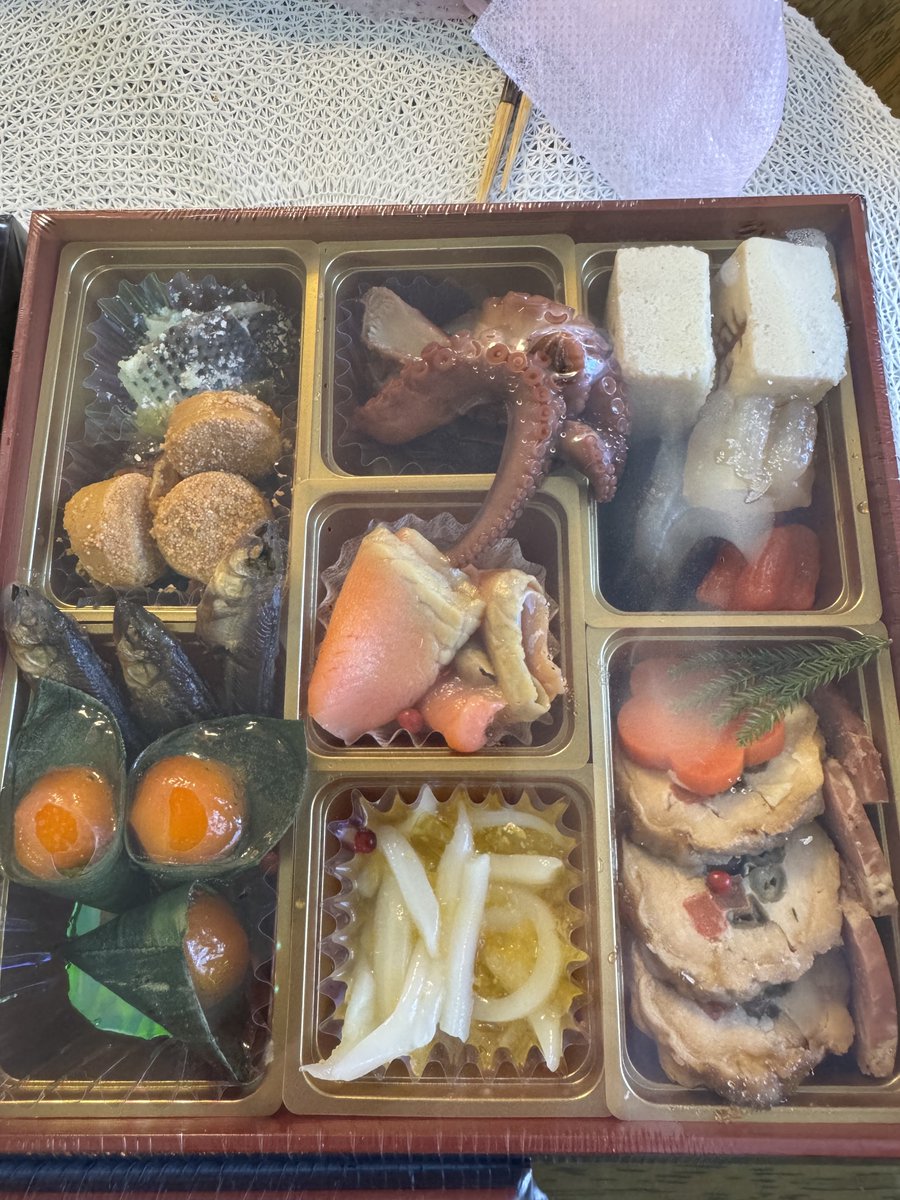 Walkyun's tweet photo. 今年は初めておせちを通販しました
想像以上の出来で満足(∩˘ω˘∩ )
お手製はお雑煮だけにしてまったり正月をお迎え。
日本酒は獺祭 (*´ч`*) https://t.co/7BkPDArdjH