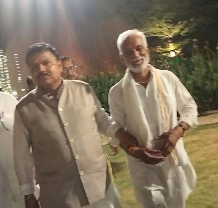 brajeshbamra's tweet photo. मध्यप्रदेश शासन के ऊर्जा मंत्री माननीय श्री @PradhumanGwl जी को जन्मदिवस पर हार्दिक बधाई एवं शुभकामनाएँ। 🎂♥️🙏💐
#shivpuri
#BAMRA
#gwalior
#tomar https://t.co/qnzFxPbrLA