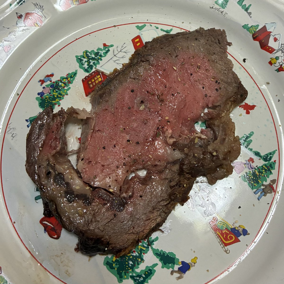 CarnivoreHolly's tweet image. Happy New Year! I brought in the new year with good food and board games! 

I started my day with scrambled eggs. 

A bit later I had an eggy decaf tea.

And finally I had chicken wings, leftover prime rib and a few berries. 

#Carnivore #CarnivoreDiet #Keto #KetoDiet