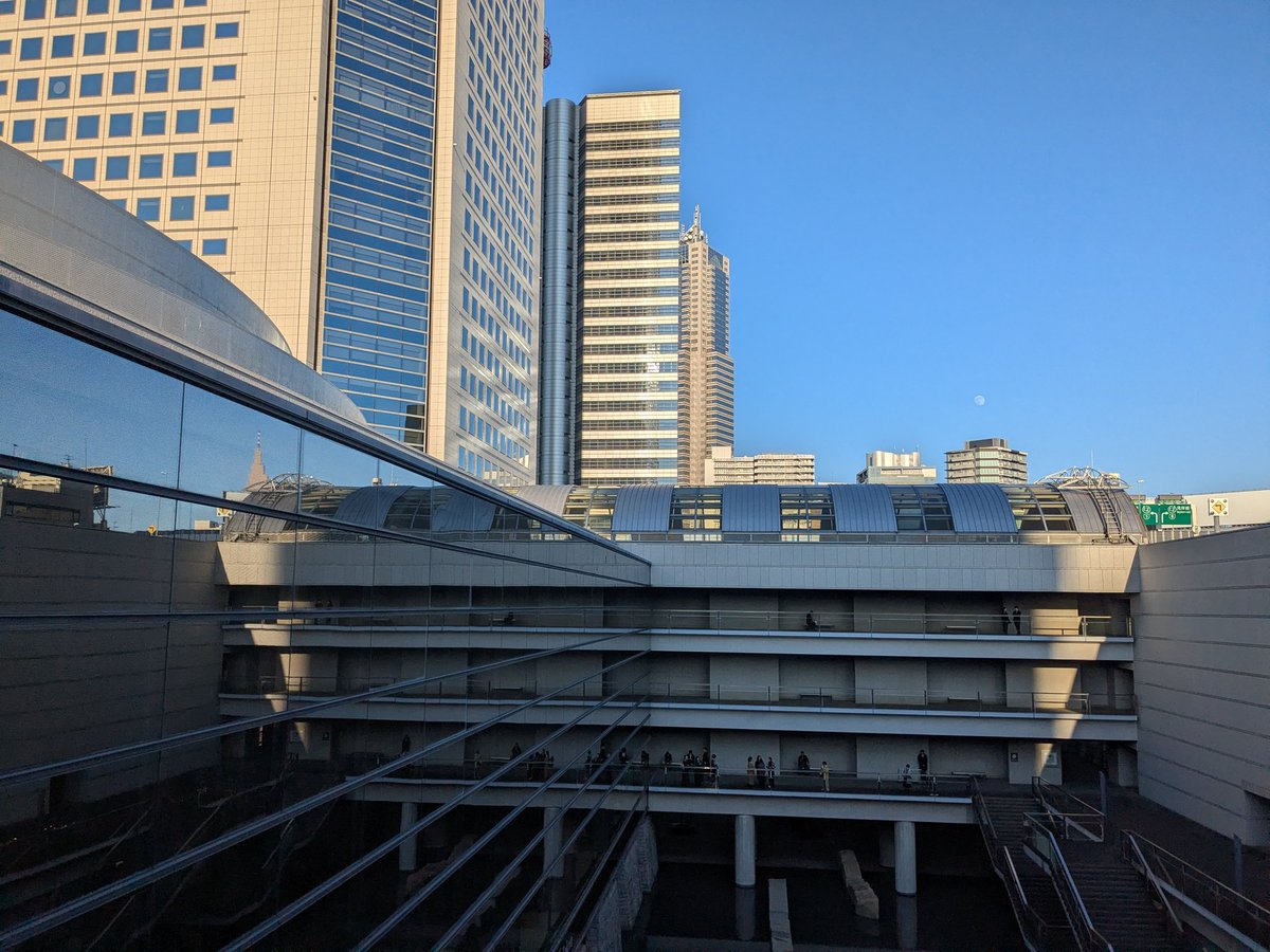 AzukiYur's tweet image. あけましておめでとうございます。
新年１日は新国くるみ割り人形から（昨年もでしたが）。
快晴。新年早々スィーツ💦
今年もよろしくお願いします