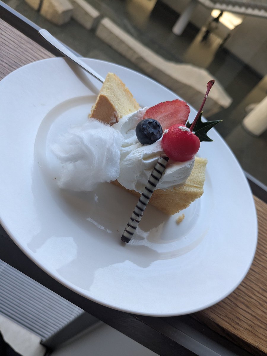 AzukiYur's tweet image. あけましておめでとうございます。
新年１日は新国くるみ割り人形から（昨年もでしたが）。
快晴。新年早々スィーツ💦
今年もよろしくお願いします