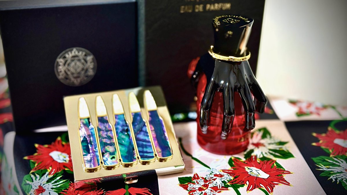 hazama 惹きずり込まれる運命のアイシャドウ　BLACK 福袋特典スカーフ hazamaの福袋届きました！ メインは香水とアイシャドウとスカーフ