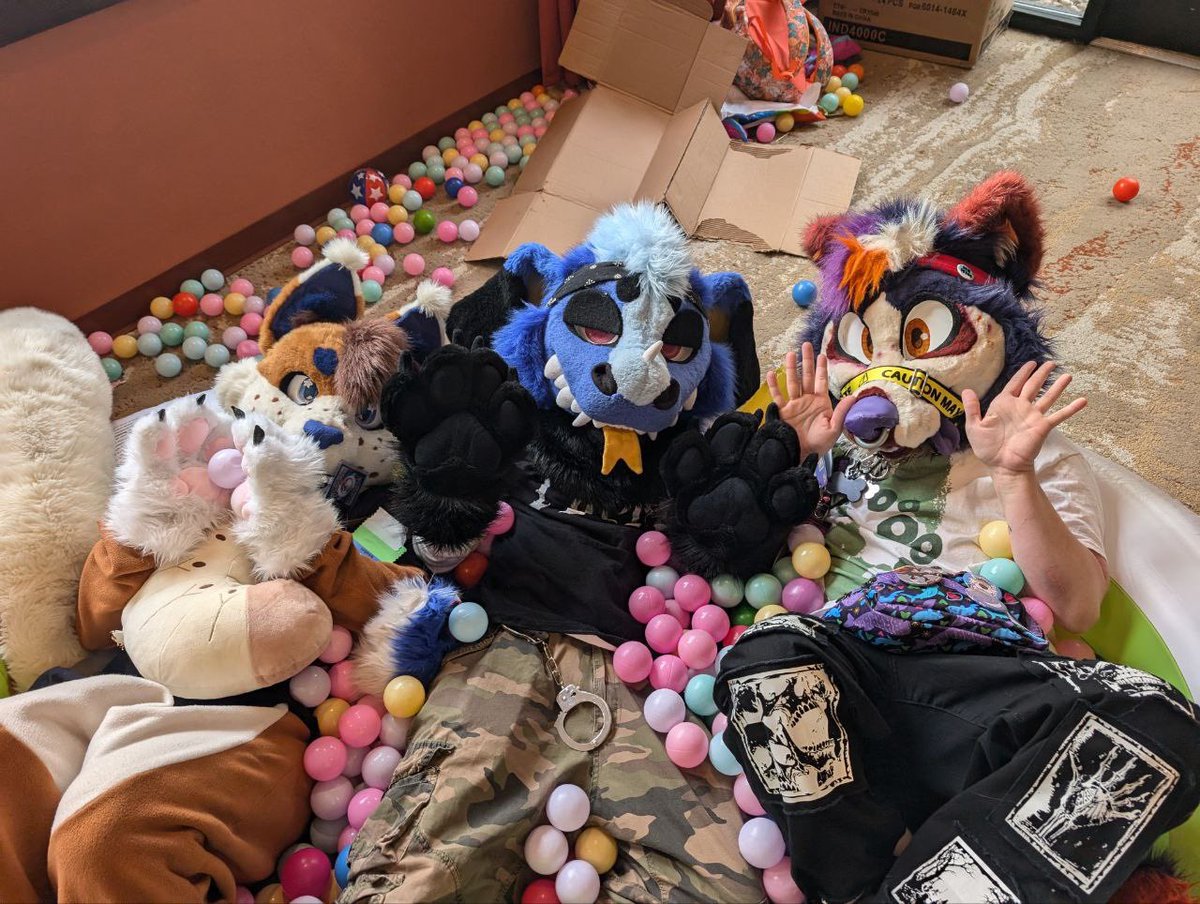 ObiWusky's tweet image. The holidays are always hard but thanks to my chosen family, you have healed so much of me. You loved me when I was shunned and shut out for being who I am, you will always have me no matter what. I love you all more than I can express, happy new year 💜