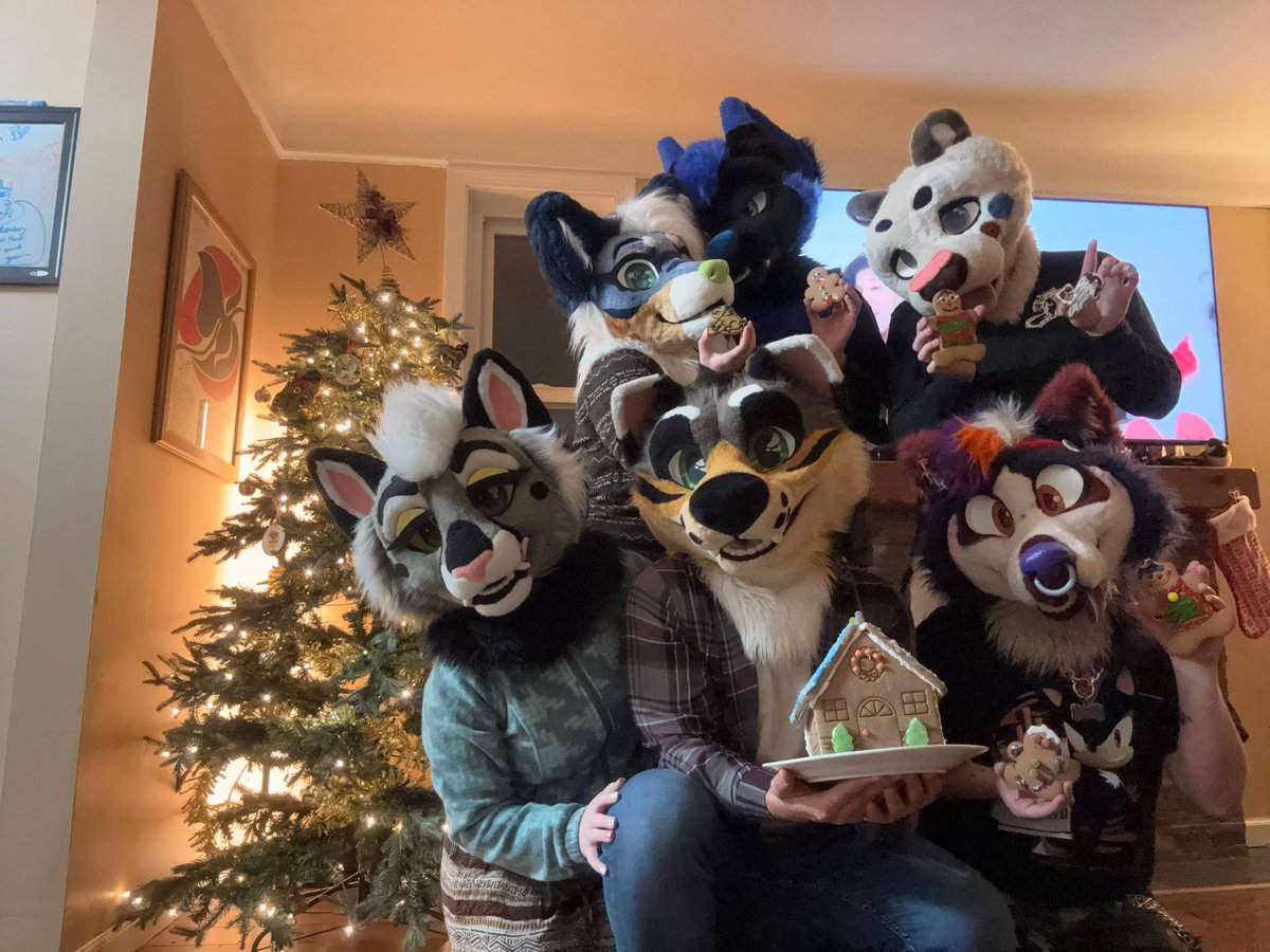 ObiWusky's tweet image. The holidays are always hard but thanks to my chosen family, you have healed so much of me. You loved me when I was shunned and shut out for being who I am, you will always have me no matter what. I love you all more than I can express, happy new year 💜