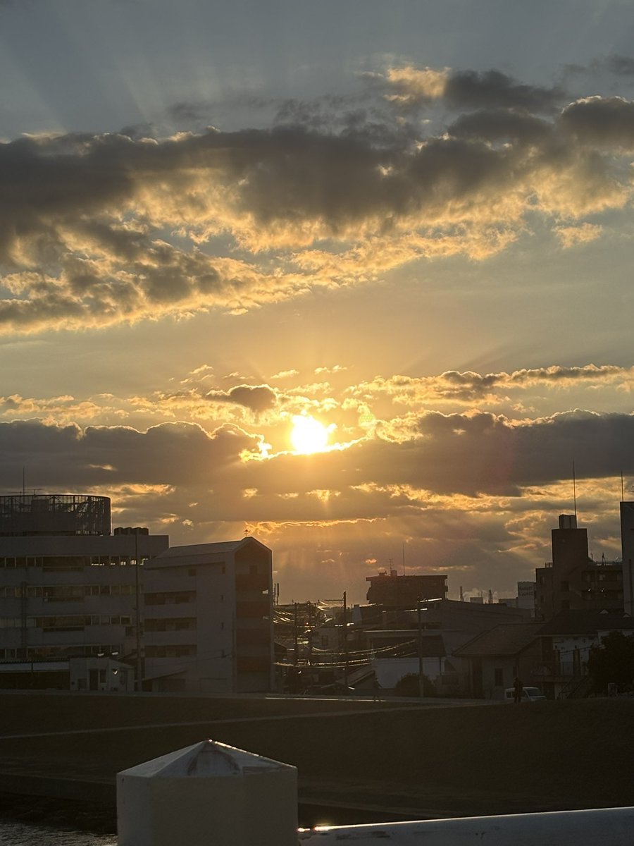 明けましておめでとう御座います！
初日の出見てきました！
最初雲にかかっていて全く見えなかったのですが、最後にはちゃんと見えました！
.....なんだか夕日っぽく見えますね