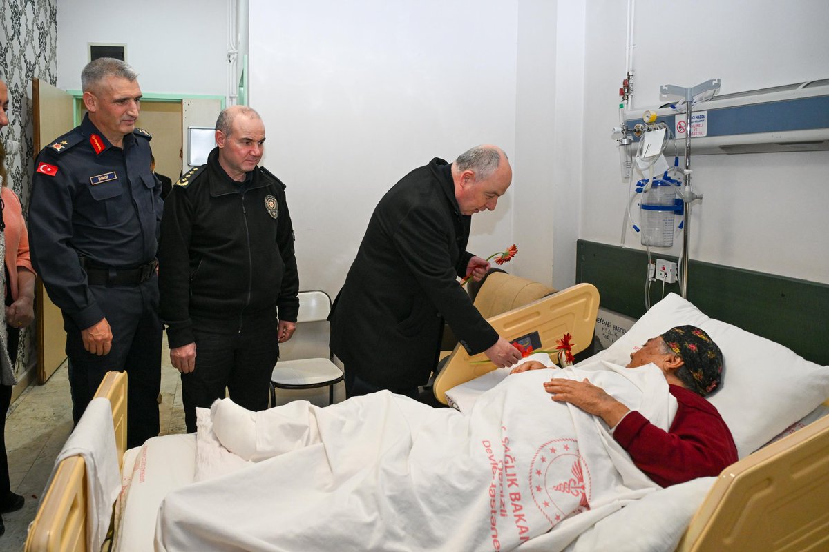 Denizli_Emniyet's tweet photo. Valimiz Sayın Ömer Faruk Coşkun, İl Emniyet Müdürümüz Sayın Yavuz Sağdıç ve İl Jandarma Komutanı Tuğgeneral Sayın Mevlüt Dirim, yeni yıl dolayısıyla Servergazi Devlet Hastanesi’ni ziyaret ederek tedavi gören vatandaşlarımızın ve görevli personelin yeni yılını kutladı; ardından 112 Acil Çağrı Merkezi ile Güvenlik ve Acil Durumlar Koordinasyon Merkezi’ni ziyaret ederek görevli personelin yeni yılını tebrik edip yürütülen çalışmalar hakkında bilgi aldılar.