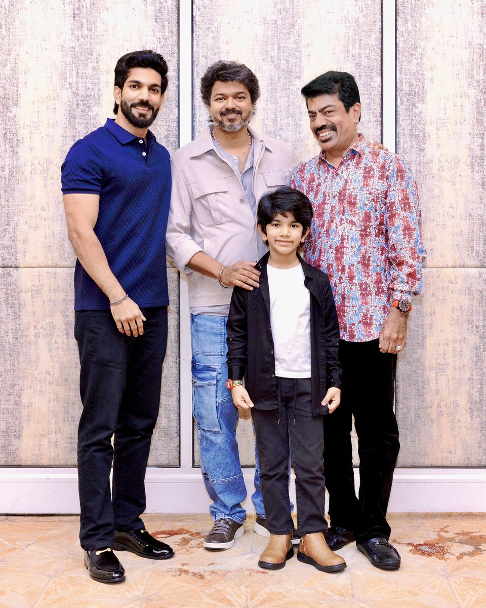 iam_Irfun's tweet photo. 2025 “GRATITUDE” 
Having both my heroes in a single frame is a wish that i did not even dare to dream . ✨🙏🏽@actorvijay #JanaNayaganAudioLaunch https://t.co/oc7pfOu376