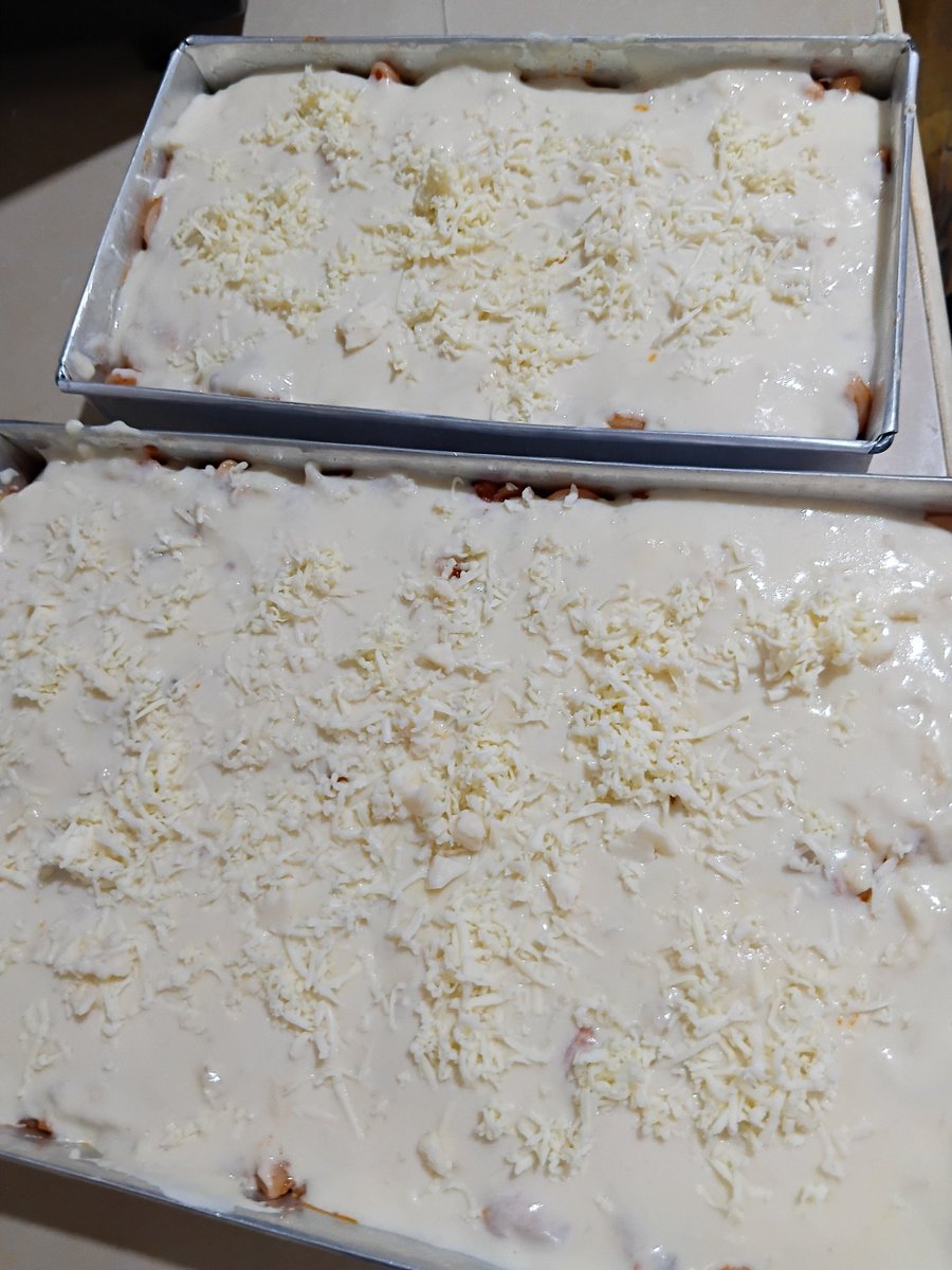 Ememchan8's tweet photo. I had a dream earlier that I was about to make baked mac but I woke up. 😂

So I decided to make baked mac for real. Currently baking these now in the oven. 

#food #bakedmac https://t.co/3aLEM9eKbk