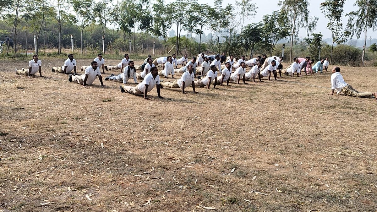 homeguard07's tweet photo. આજે તા. ૦૧/૦૧/૨૦૨૬ના રોજ પોલીસ મહાનિર્દેશક અને પોલીસ અધિકારીશ્રીની કચેરીના પત્ર મુજબ મા.જીલ્લા કમાન્ડન્ટ સાહેબશ્રીના માર્ગદર્શન હેઠળ અત્રેની જીલ્લા કચેરીના તાંબા વિસ્તારના તમામ યુનિટો ખાતે "નવા વર્ષની પ્રથમ સૂર્યકિરણને નમસ્કાર" કાર્યક્રમ અંતર્ગત તેનું આયોજન કરવામાં આવ્યું હતું. https://t.co/7QsqWcVvm3