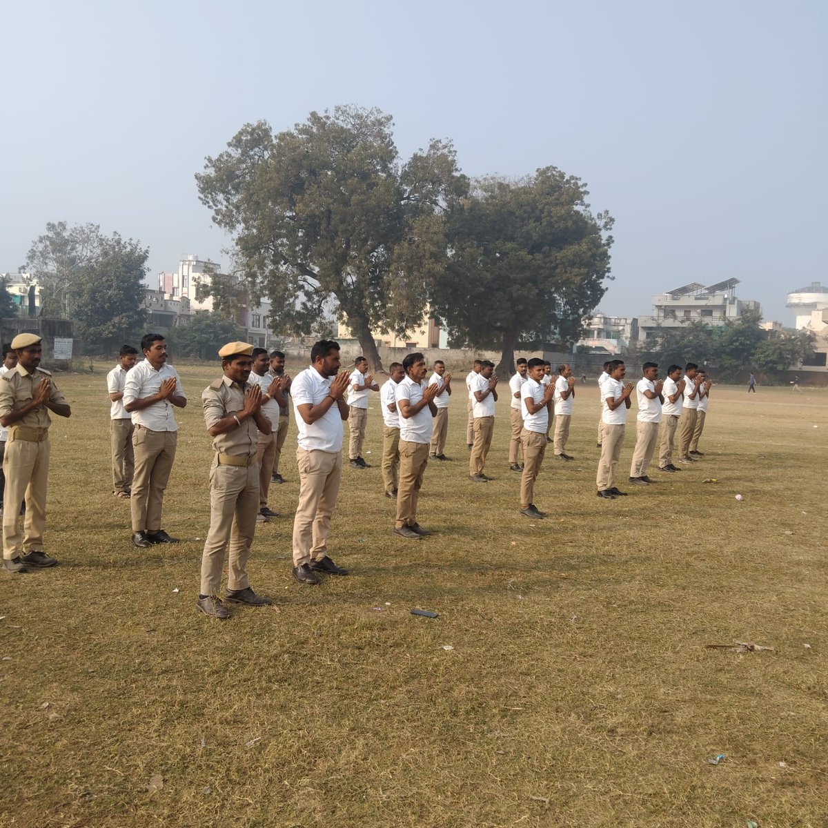 homeguard07's tweet photo. આજે તા. ૦૧/૦૧/૨૦૨૬ના રોજ પોલીસ મહાનિર્દેશક અને પોલીસ અધિકારીશ્રીની કચેરીના પત્ર મુજબ મા.જીલ્લા કમાન્ડન્ટ સાહેબશ્રીના માર્ગદર્શન હેઠળ અત્રેની જીલ્લા કચેરીના તાંબા વિસ્તારના તમામ યુનિટો ખાતે "નવા વર્ષની પ્રથમ સૂર્યકિરણને નમસ્કાર" કાર્યક્રમ અંતર્ગત તેનું આયોજન કરવામાં આવ્યું હતું. https://t.co/7QsqWcVvm3