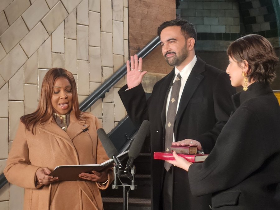 Partisan_12's tweet image. ⚡Zohran Mamdani sworn in as New York mayor using a 19th-century Holy Quran from the New York Public Library.

Follow: @Partisan_12