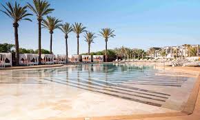 2026 hospitality highlights: Spain &amp; Dubai: Site Hotel Ibiza opens (461 rms) on Playa d’en Bossa, a major new luxury beach asset. Six Senses The Palm Dubai (61 rms+162 resid) on Palm Jumeirah, boutique luxury meets wellness.
A global cycle where scale and experience both matter