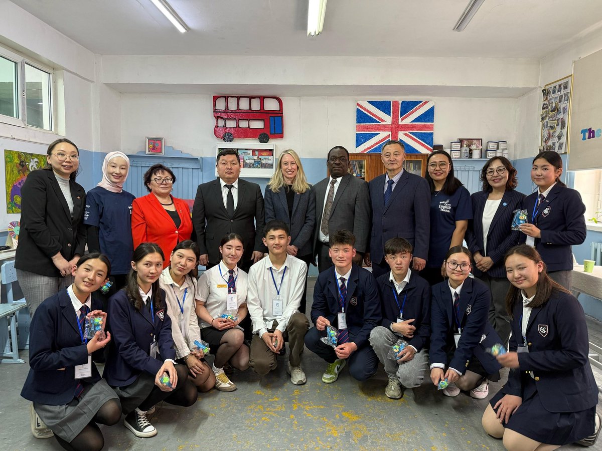 <a href="/batengineer/">BATENGINEER</a> Английн элчин БӨ-н сумдаар явж сургуулиудаар орсон бна.

Гэтэл энэ зүүн талаас 2 дахь багш эмэгтэй хижабтай зогсч бна.  

Монголын бүх шатны сургууль өмчийн хэлбэр харгалзахгүй хижабыг хориглоочээ!

Төр шашин тусдаа бх зарчимд ч нийцэхгүй.

Эд нар ингэж эхлээд давардаг.