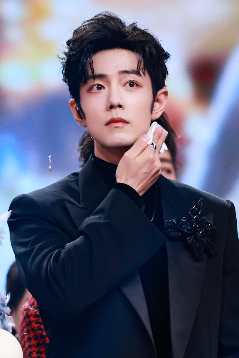 답변을 마치고 카메라가 돌아간 뒤
드디어 땀닦기에 성공한 모습이다