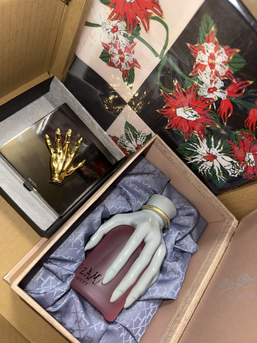 hazama 惹きずり込まれる運命のアイシャドウ silver スカーフ　福袋 hazamaの福袋届いてた。 香水とアイシャドウとスカーフでした。 アイ