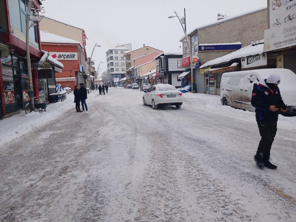 Elverişsiz hava koşullarına rağmen ekiplerimizle birlikte karla mücadele çalışmalarımızı aralıksız sürdürüyoruz. Vatandaşlarımızın güvenli ve kesintisiz ulaşımı için sahadayız. ❄️🚜