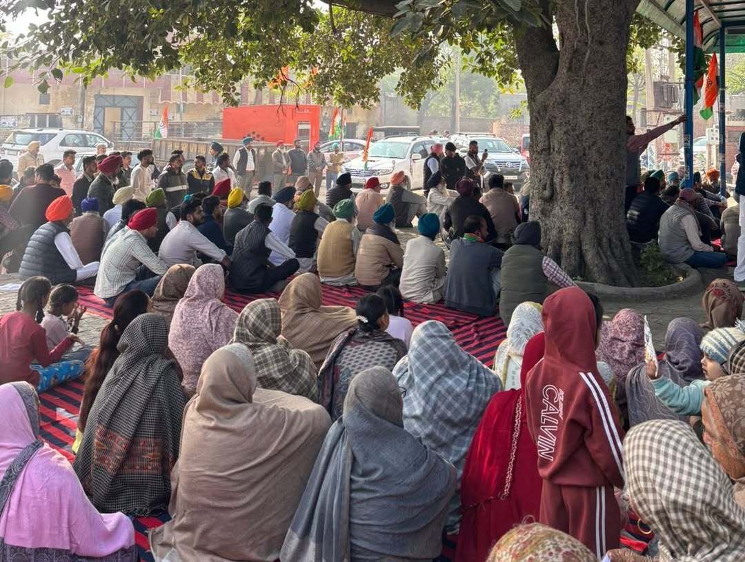 CONGRESS4PANJAB's tweet photo. ਆਗਾਮੀ ਚੋਣਾਂ ਦੇ ਮੱਦੇਨਜ਼ਰ ਕੀਤੀਆਂ ਜਾ ਰਹੀਆਂ ਮੀਟਿੰਗਾਂ ਦੇ ਸਿਲਸਿਲੇ ਨੂੰ ਅੱਗੇ ਵਧਾਉਂਦੇ ਹੋਏ ਹਲਕਾ ਸੰਗਰੂਰ ਦੇ ਪਿੰਡ ਚੰਗਾਲ ਅਤੇ ਬੰਗਾਵਾਲੀ ਵਿਖੇ ਭਰਵੀਆਂ ਮੀਟਿੰਗਾਂ ਨੂੰ ਸੰਬੋਧਨ ਕੀਤਾ। ਜ਼ਿਲ੍ਹਾ ਪ੍ਰੀਸ਼ਦ ਅਤੇ ਬਲਾਕ ਸੰਮਤੀ ਚੋਣਾਂ ਕਾਂਗਰਸ ਪਾਰਟੀ ਵੱਡੇ ਫਰਕ ਨਾਲ ਜਿੱਤੇਗੀ।

#vijayindersingla #changal #banganwali #sangrur https://t.co/1oPswkq4IJ