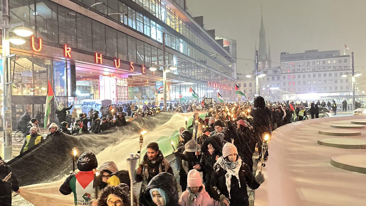 İsveç'in başkenti Stockholm'de, binlerce kişi yılbaşı kutlamasını iptal ederek Gazze için yürüdü.