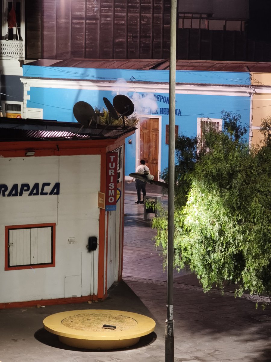 SebaTC_'s tweet image. Saco de wea por baquedano #Iquique metiendo ruido y explotando fuegos de artificio.