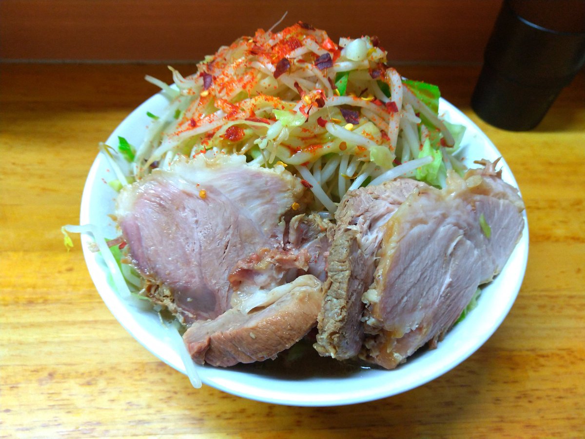 NagahamaRamen01's tweet photo. ラーメン二郎 立川店

麺280g豚2枚900円をぶた増し2枚200円で野菜ダブルコールでいただきました😄

とっても美味しかったです😆🎵🎵💕✨ https://t.co/XEt0DY1Wfi
