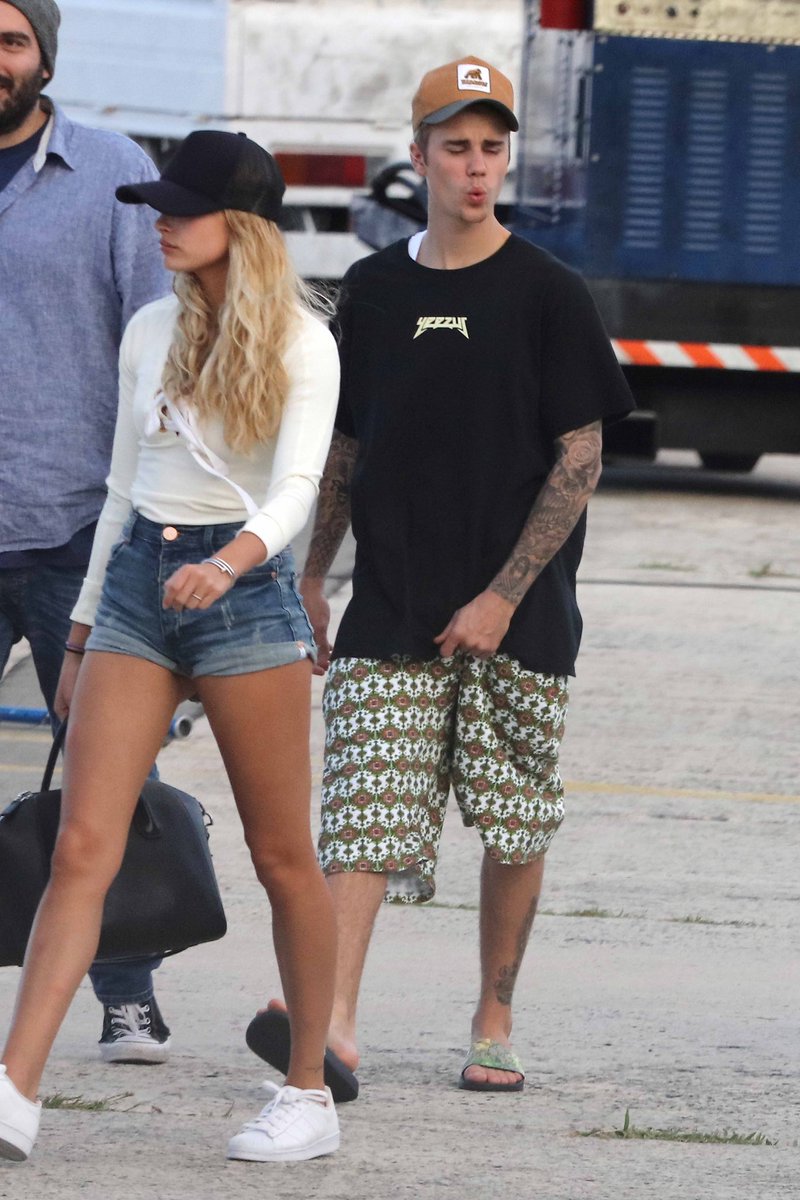 hbthrowbacks's tweet image. Hailey and Justin Bieber boarding a private jet in Saint Barthélemy (January 1, 2016)