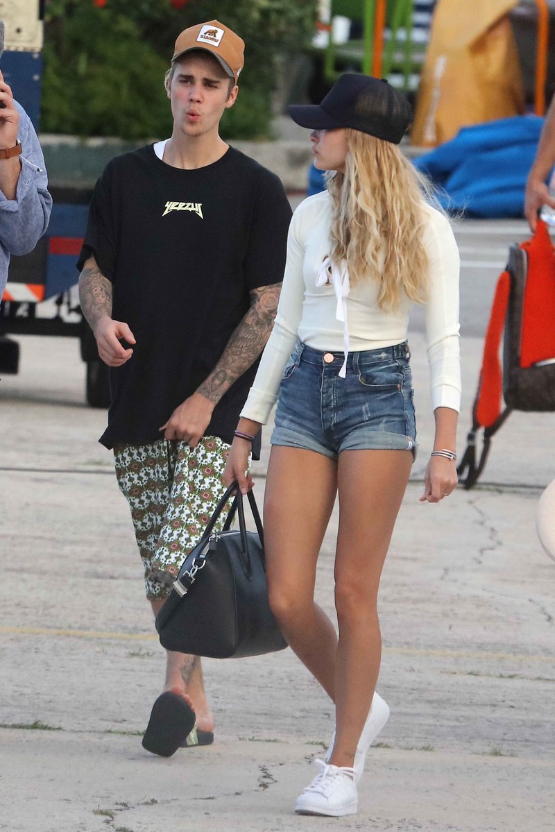 hbthrowbacks's tweet image. Hailey and Justin Bieber boarding a private jet in Saint Barthélemy (January 1, 2016)