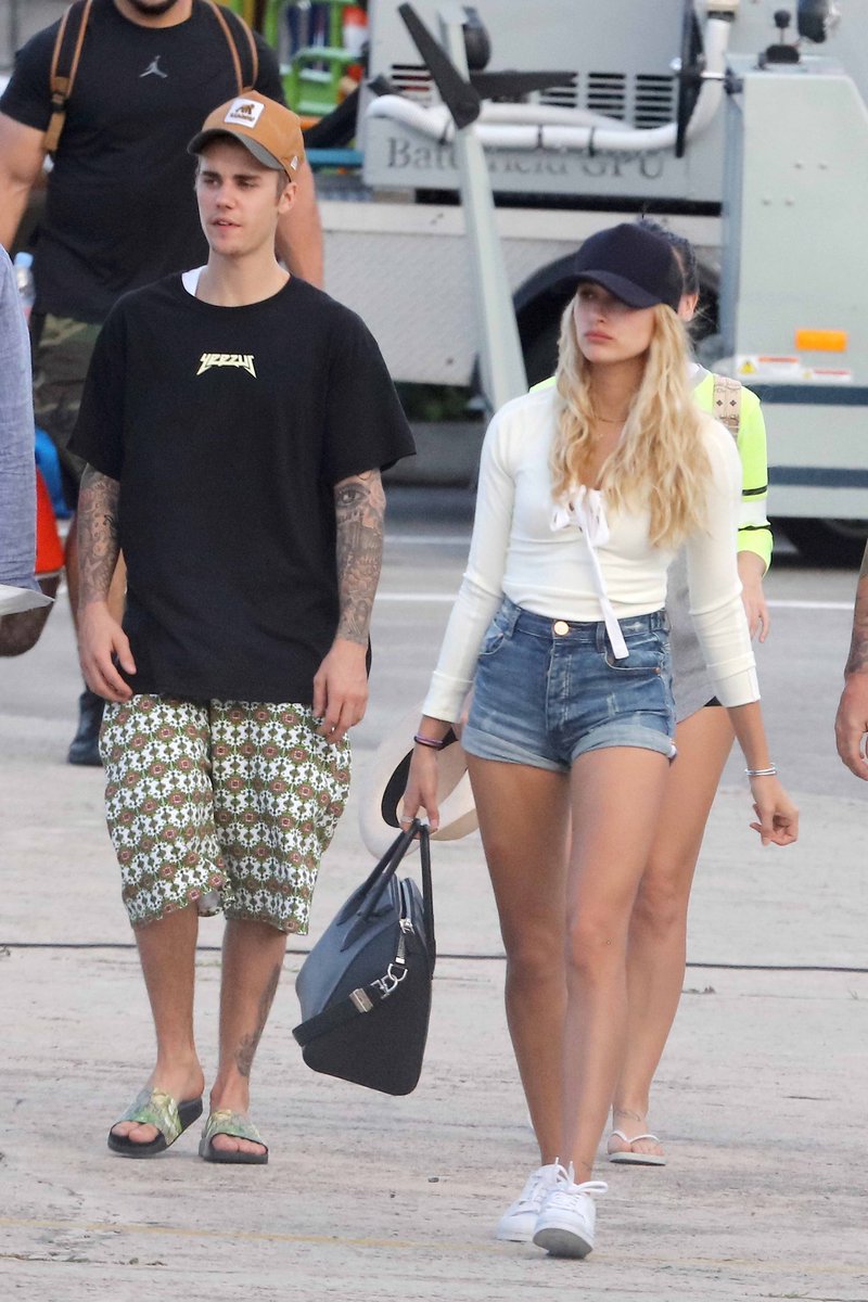 hbthrowbacks's tweet image. Hailey and Justin Bieber boarding a private jet in Saint Barthélemy (January 1, 2016)
