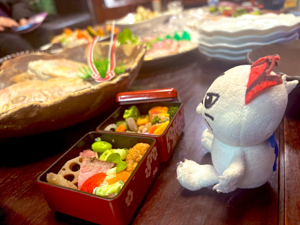2026年1月1日（木）☀️元旦

今日は、相棒宅でお正月でしたん😽
専用おせちを準備してくれて、テンションが爆上がりましたん😻❣️

今年も気を引き締めて参ります✨

みなたん、改めましてエヌタスカードとえぬたんをよろしくおねがいしますん😽

#いつもありがとう
#エヌタスカード
#えぬたん