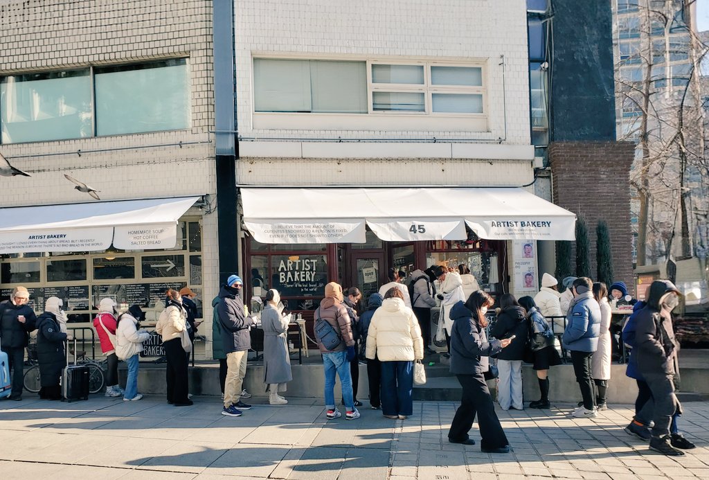 補上今早排隊吃的麵包相片😋及排隊人龍😅