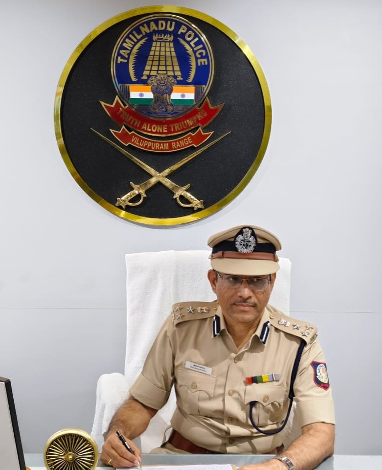 விழுப்புரம் சரக காவல் துறை துணை தலைவர் திரு.அருளரசு IPS., அவர்கள் இன்று (01.01.2026) பொறுப் பேற்றுக்கொண்டார்.
<a href="/vpmpolice/">Viluppuram District Police</a> <a href="/tnpoliceoffl/">Tamil Nadu Police</a> <a href="/Northzone_smc/">Tamilnadu Police North Zone</a>