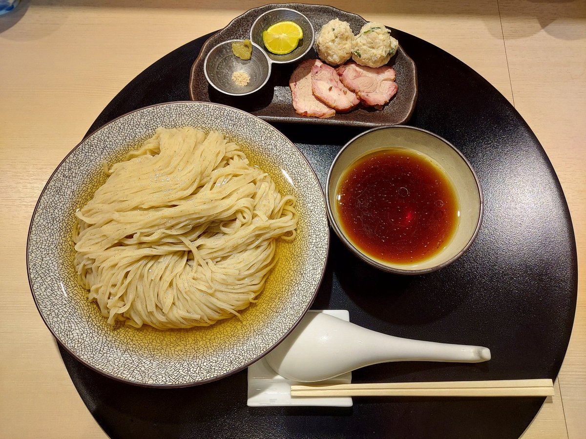 Mickey_daisuki_'s tweet photo. 今日の昼🍜
 #あお木 @高崎

年明けらーめんは❤あお木さん🍜
◆昆布水つけ麺🍜黒 大盛りw
◆限定🍜比内地鶏の醤油らーめん🍜
◆和え玉🍜

新年早々✨美味しい🍜
食べられて満腹満足です❣️

喪中の為、新年のご挨拶は
ご遠慮させて頂きますが…
今年もどうぞ宜しくお願いいたします🙏🙏🙏 https://t.co/26BygQIfoR