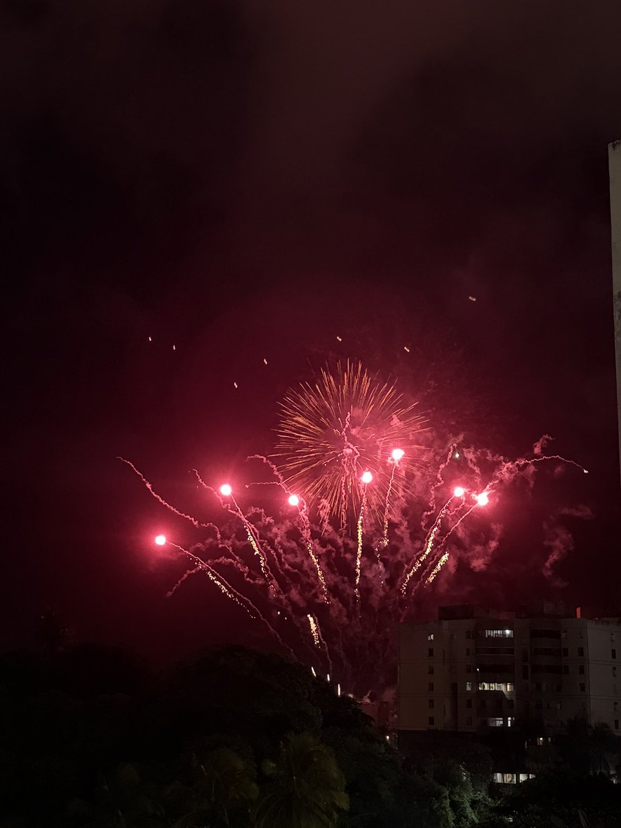 feliz ano novo rapaziadaaaa 🤍🥂