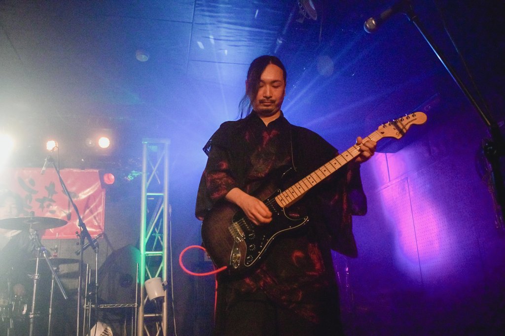 あけましておめでとうございます⛩️✨
今年も着物に音楽、様々な善きご縁が繋がりますように。

ちょうど和装で楽器弾いてて、
さらに後光?も差してる写真があった

撮影 <a href="/ZipanguGate/">ジパングゲート＠人物＆商品撮影</a> 
#藤木屋祭り