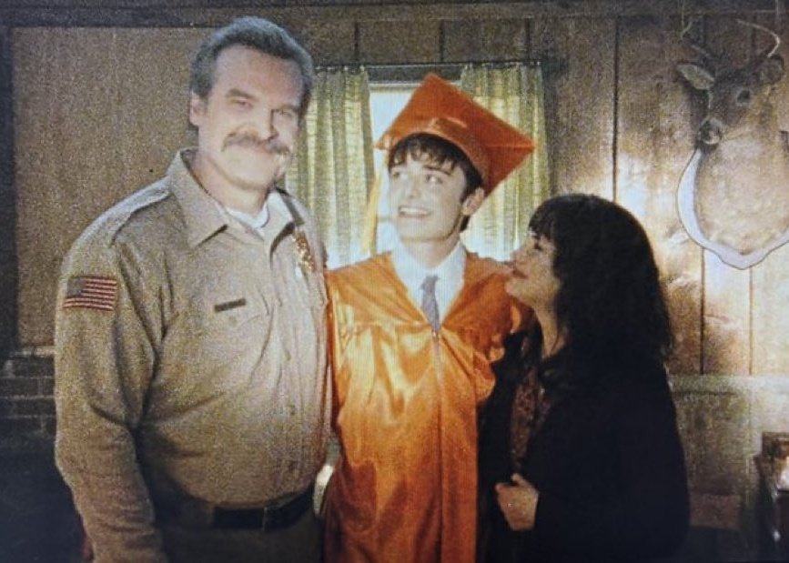 VictorKeos's tweet image. O Will não conseguiu roubar o namorado da Eleven, mas pelo menos conseguiu roubar o pai. Agora ele tem pai.