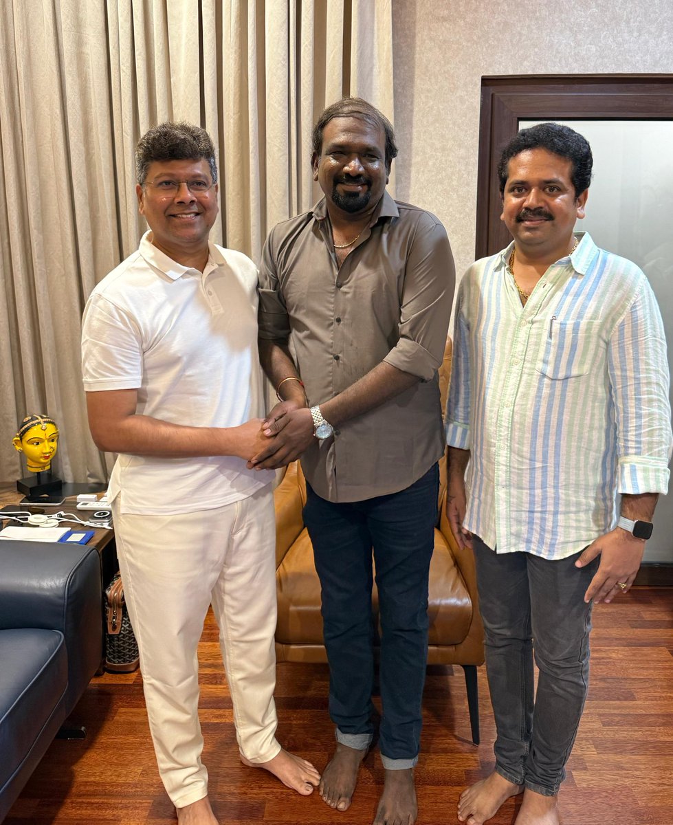 புதிய ஆண்டின் தொடக்கத்தில் 
மாப்பிள்ளை #வே_சபரீசன் அவர்களிடம் நாட்குறிப்பு வழங்கி வாழ்த்துப்பெற்று  அன்பில் திளைத்து மகிழ்ந்தோம் 🖤❤️

#Sabs_veda