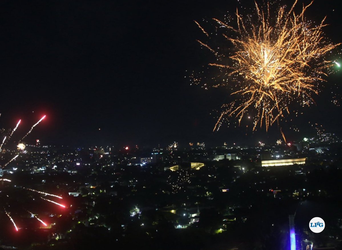 El Salvador | Con un show de luces y colores: así los salvadoreños le dieron la bienvenida al 2026 en la capital, estas fotos fueron captadas desde el mirador cercano al Paso del Jaguar en San Salvador.

Fotos: LPG/Michael Huezo.