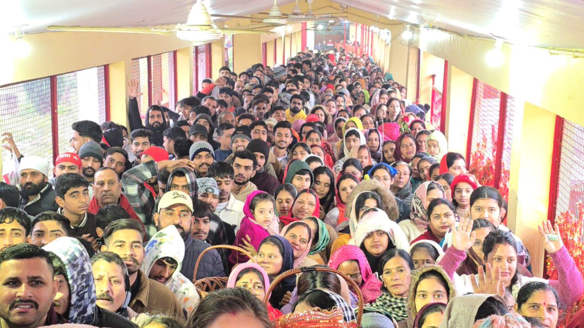 JammuTribune's tweet image. Devotees thronged the Bawe Wali Mata Temple at Bahu Fort, Jammu, on New Year’s Day, braving the cold to seek blessings and offer prayers for a prosperous year ahead. 🙏
#Jammu #BaweWaliMata #NewYear2025