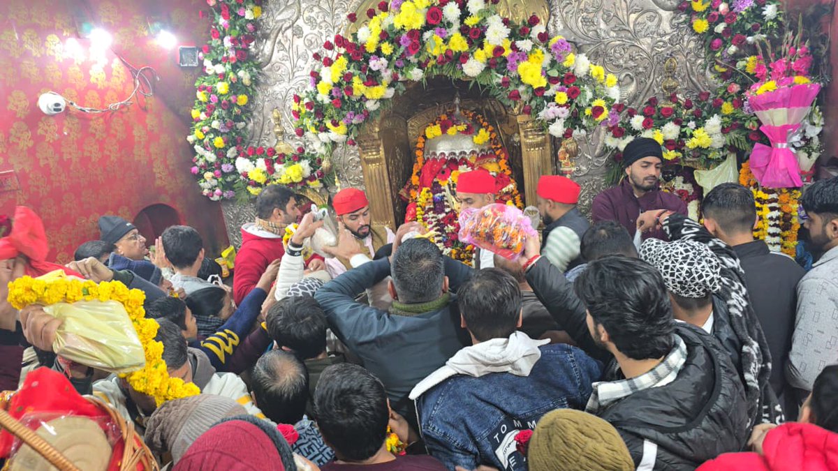 JammuTribune's tweet image. Devotees thronged the Bawe Wali Mata Temple at Bahu Fort, Jammu, on New Year’s Day, braving the cold to seek blessings and offer prayers for a prosperous year ahead. 🙏
#Jammu #BaweWaliMata #NewYear2025