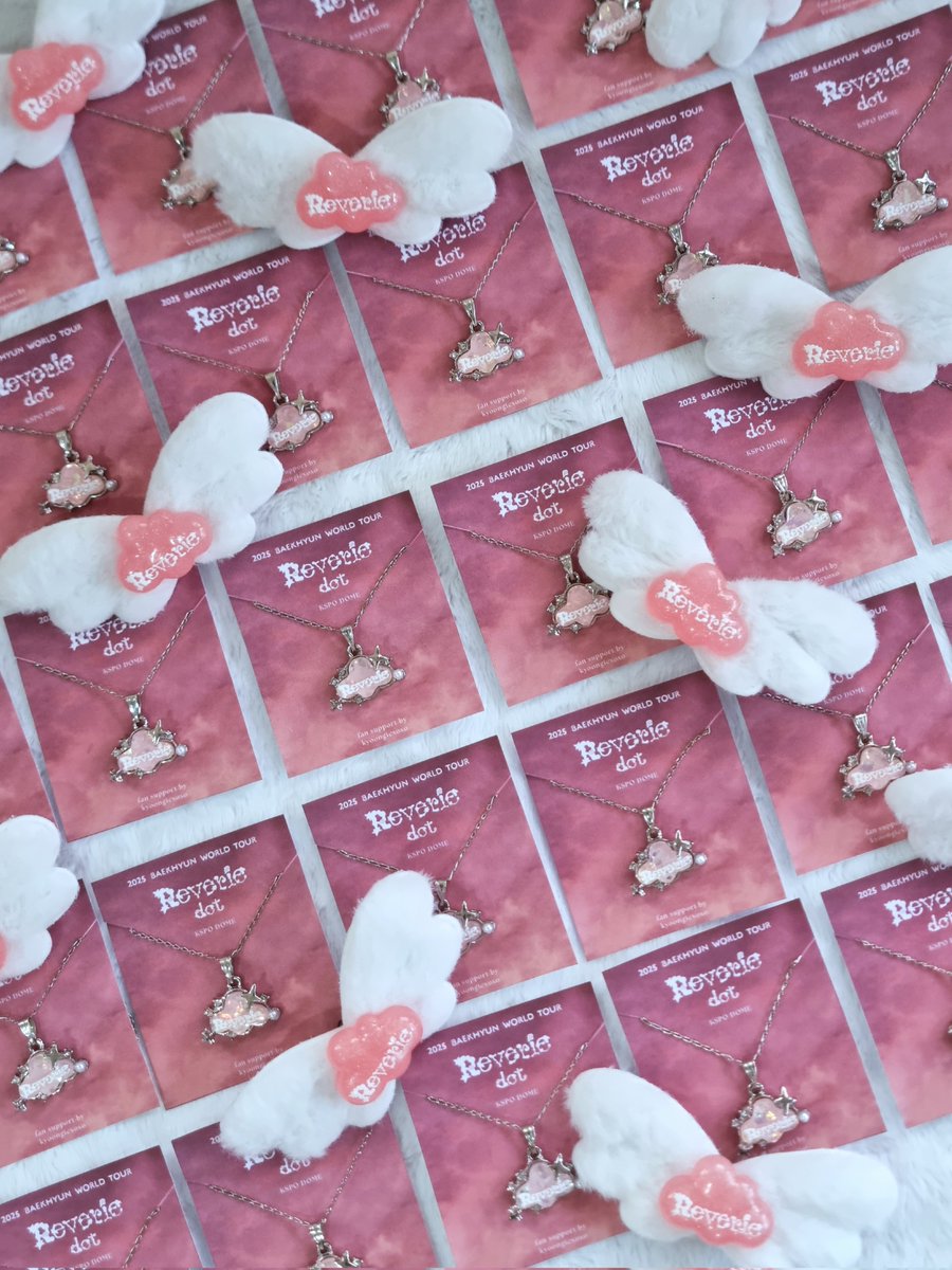 :¨·.·¨:
 `·.. 𐙚 𝑹𝒆𝒗𝒆𝒓𝒊𝒆 [𝒅𝒐𝒕] ◦.˚✧
백현 레버리 큥콘 앙콘 나눔

☁️⋆˚ Pink Cloud Necklace
            &amp; Hair Clip ˚⋆☁️

fan support for BAEKHYUN

~

ʚ 26.01.02 (day 1)
ʚ qty: necklace ~ 30pcs
ʚ qty: hair clip ~ 10pcs
ʚ show your Reverie [dot] ticket and this tweet
