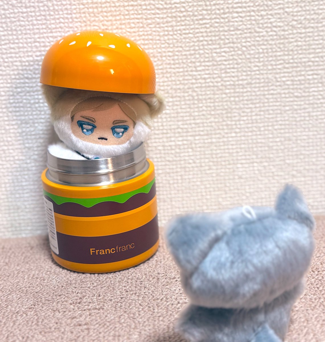 福袋引き換えてきた🥳
スミスブルー狙いだったけど赤いのも、🍔グッズも安定の可愛さである。

保冷バッグのシワシワどうにかならないだろうか…。湿らせてドライヤーでいけるか？？