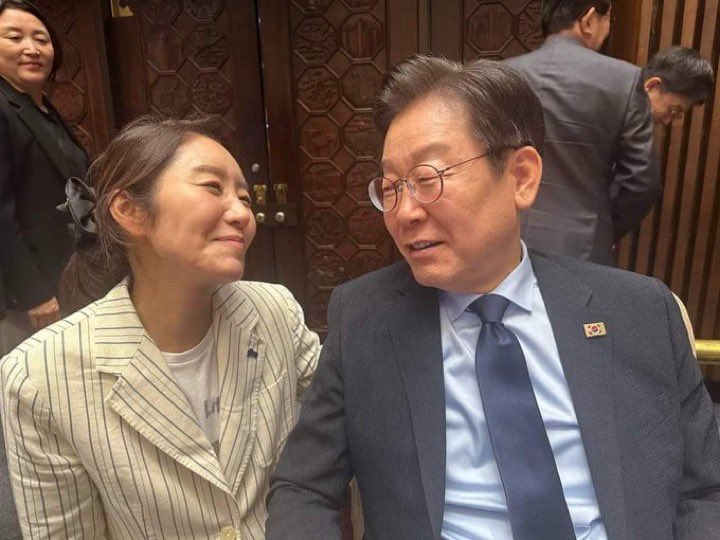 이토록 눈웃음 치면서 이부자리까지 챙겨가며 잡았던 권력 한순간 나락으로..
그러게 적당히 하지 그랬냐? 너의 죄라면
 ㅎ지 눈 밖에 난 죄다..