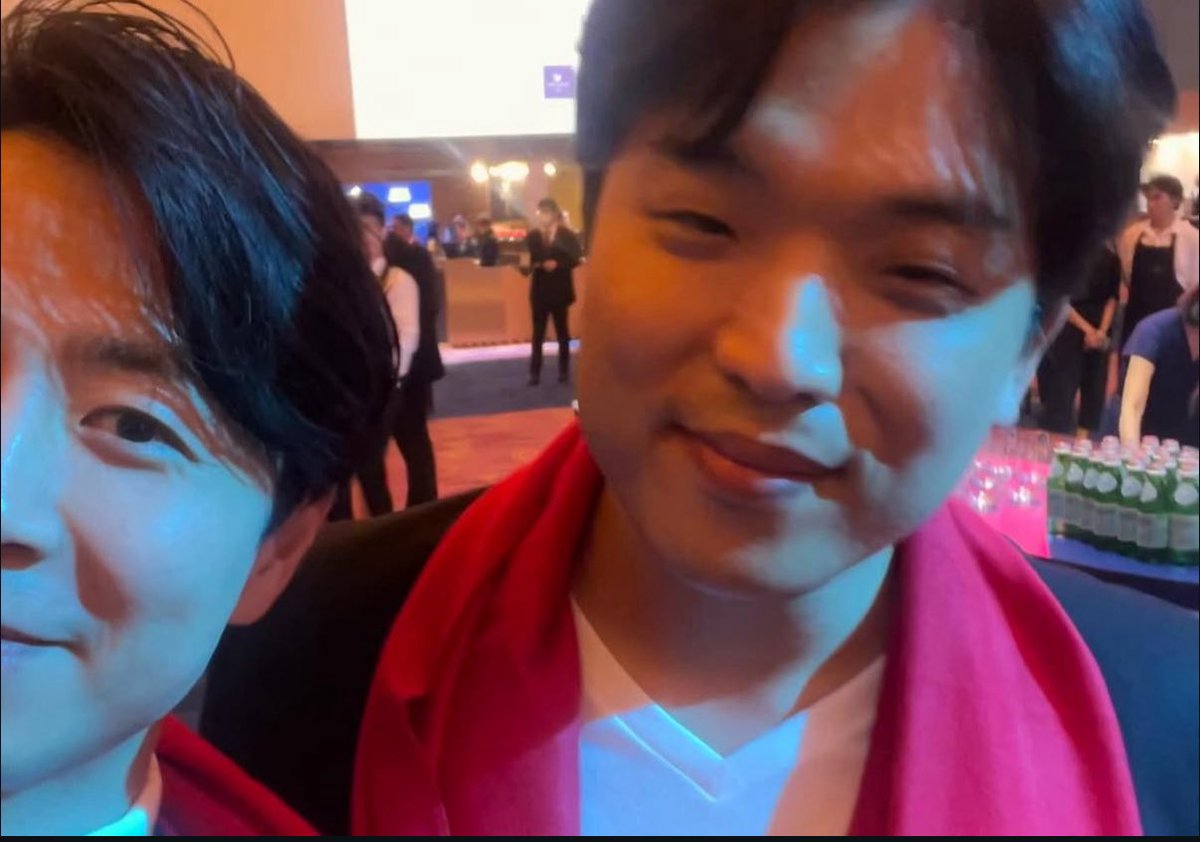 devil_Ayo_'s tweet image. 손종원 안성재 셀카인데
맑눈광동물박사와 그가 키우는 자아없는반려벨루가처럼 나옴