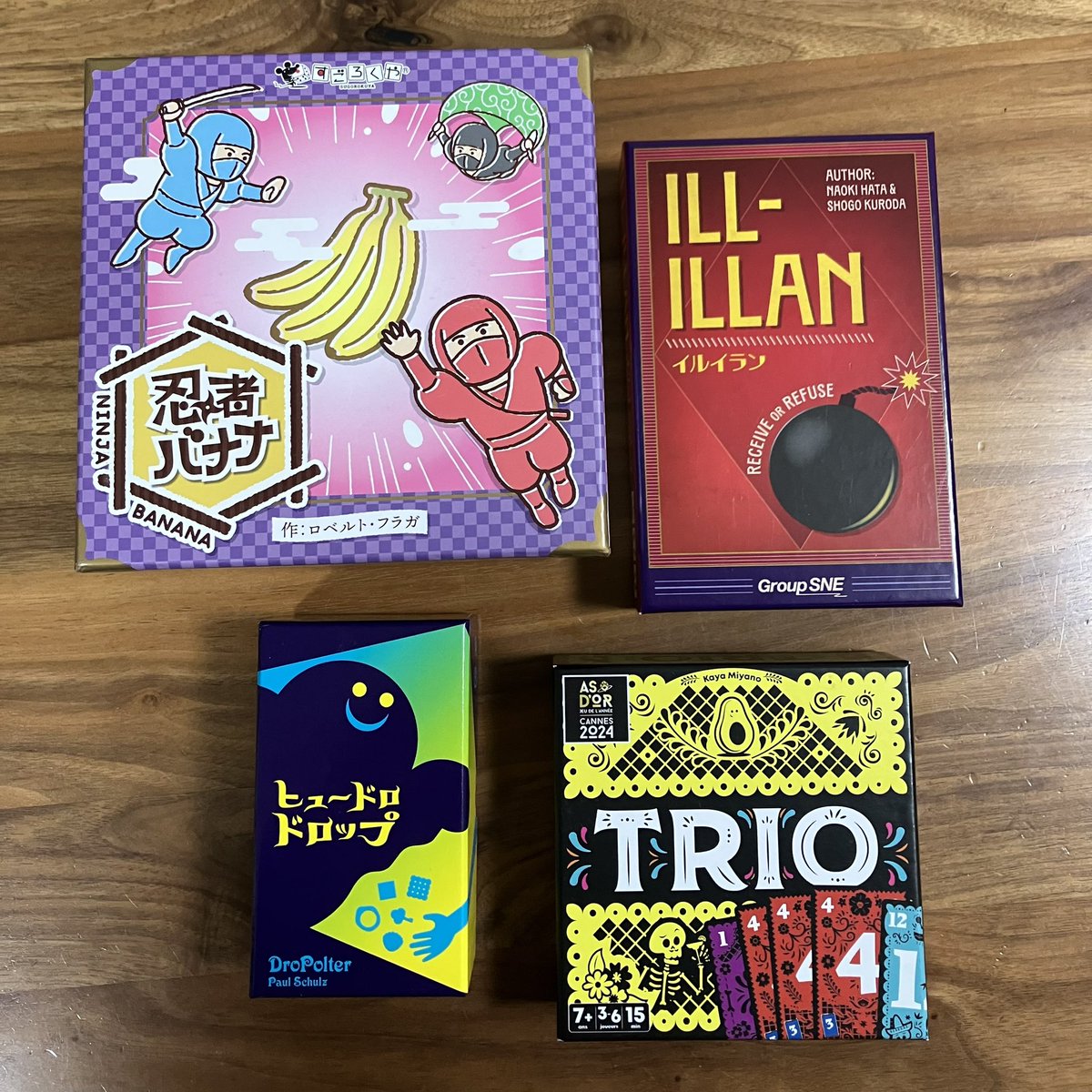 nusfrog's tweet image. お正月🎍実家でド活躍するボードゲーム。
盆暮正月に現れる光の使者（レク男爵）とは私の事だっ💡刹那の動き🥷『忍者バナナ』インスト10秒💣『イルイラン』手の平テクニシャン👻『ヒュードロドロップ』多次元3D神経衰弱🌮『トリオ』
ぜんぶ盛り上がった🔥