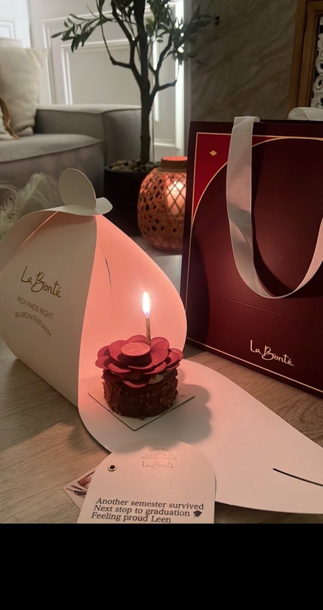 softlole1's tweet image. ترم واحد يفصلني عن التخرج 🥳🎓