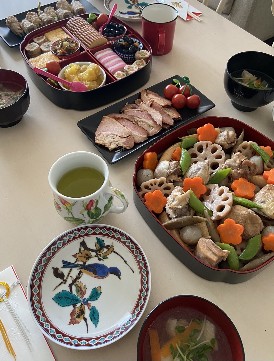 ri_ramuka's tweet photo. 新年明けましておめでとうございます🎍
好きなものしか入れないなんちゃっておせちです☺️
風邪のせいでお正月のお花用意するの忘れちゃってたので、LEGOで…。

本年も皆様のポストから心の栄養いただきます✨
よろしくお願いいたします🙇‍♀️ https://t.co/8jctEhjV3f