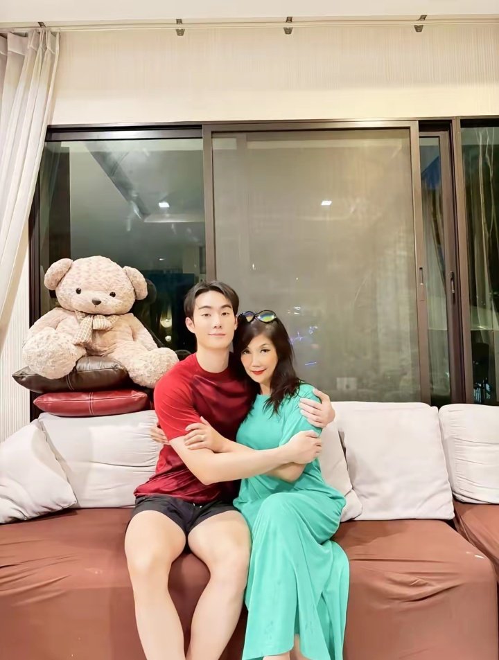 fxyrein's tweet photo. A mother and her beloved child, they are very sweet, please don't let anyone dare to be mean to this mother's child, his mother loves him very much🥺🤍

#fforce_ https://t.co/WubV5fqR5a